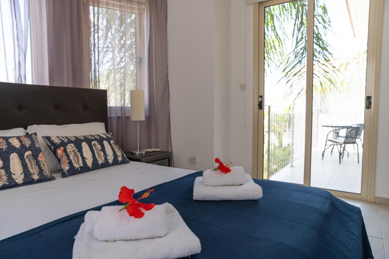 Palm Villa Ekaterina 4 Bdrm Paralimni Exterior foto
