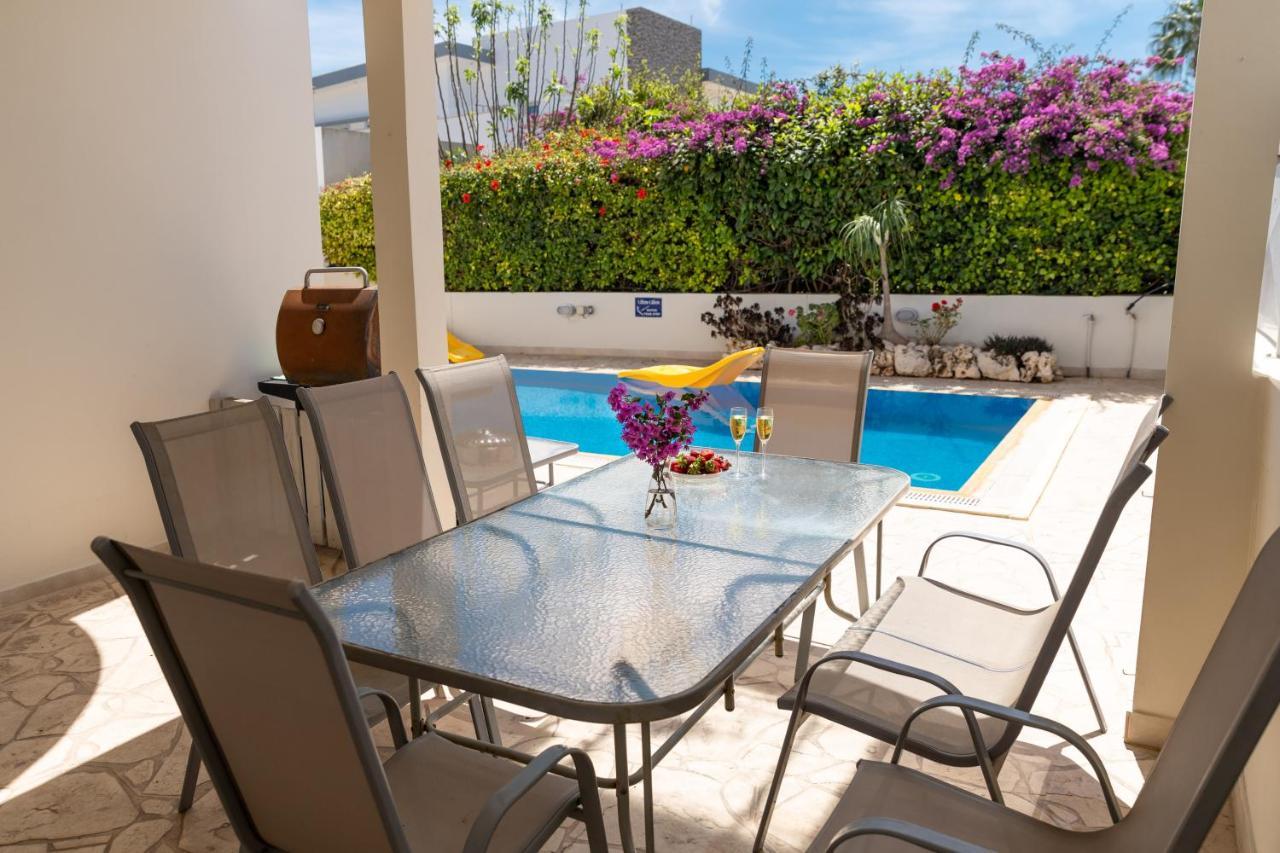 Palm Villa Ekaterina 4 Bdrm Paralimni Exterior foto